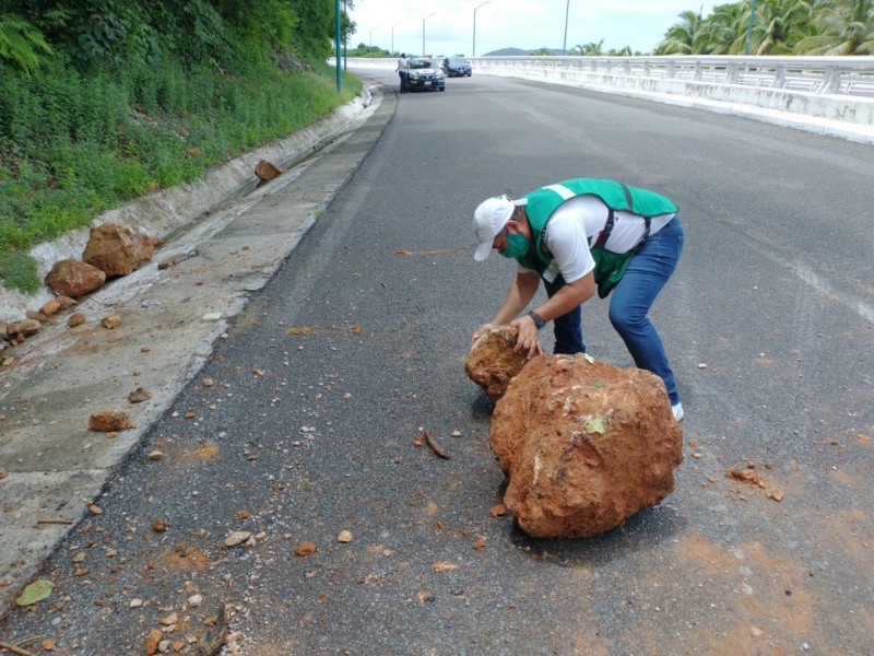 Se registran deslaves en bulevar Paseo Ixtapa