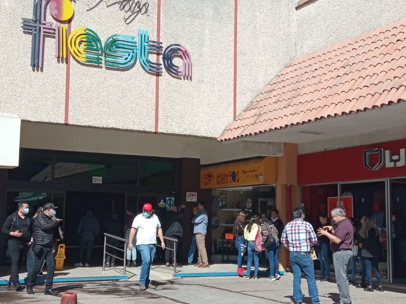 Se registran fuerte incendio en plaza comercial de Los Mochis