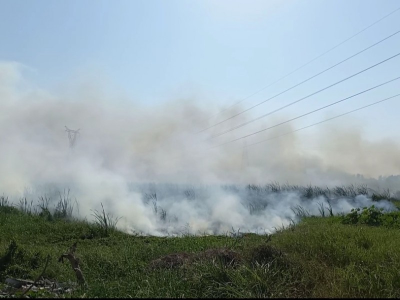 Se registran incendios simultáneos de pastizales en la conurbación