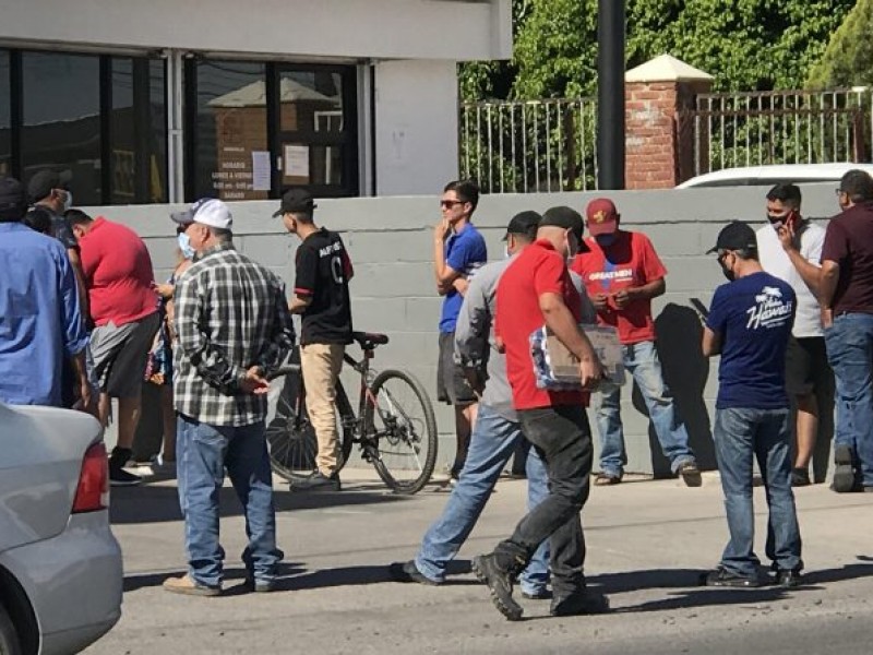 Se registran largas filas para comprar cerveza en SLRC.