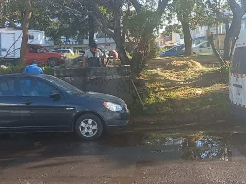 Se registró fuga de agua en la calle Juan Cordero