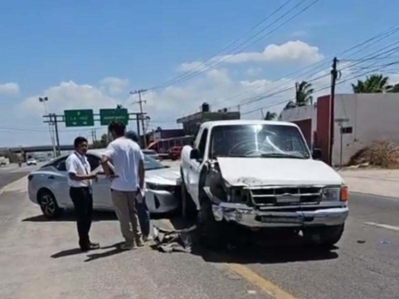 Se registró un accidente vehicular en Chametla, sin lesionados