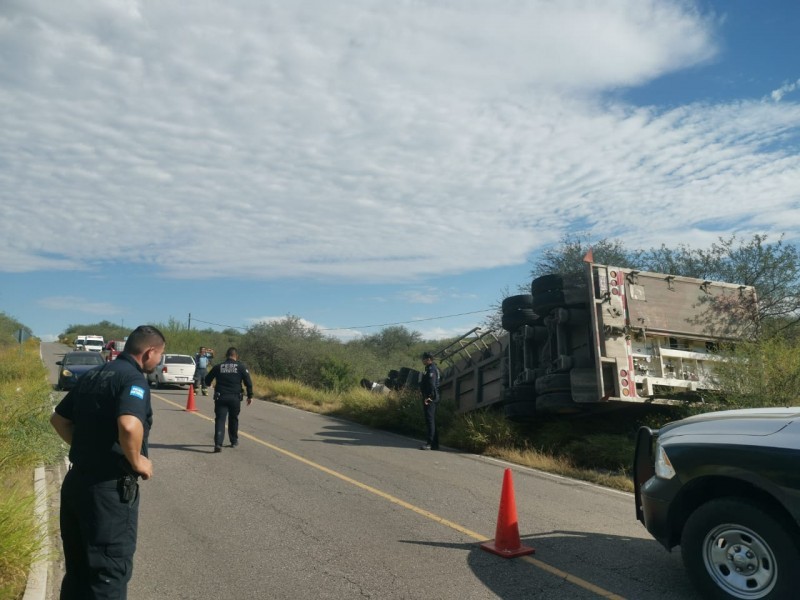 Se reporta accidente de un tractocamión en carretera Ímuris-Cananea