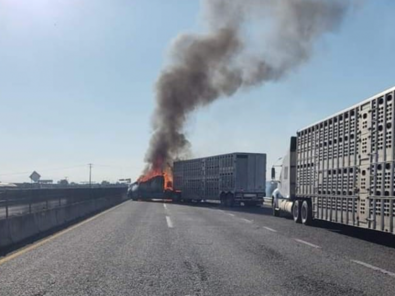 Se reportan balacera y narcobloqueos en Zapotlanejo, Jalisco