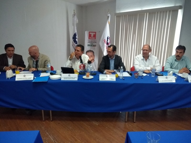 Se reúne candidato priísta con empresarios de Torreón.