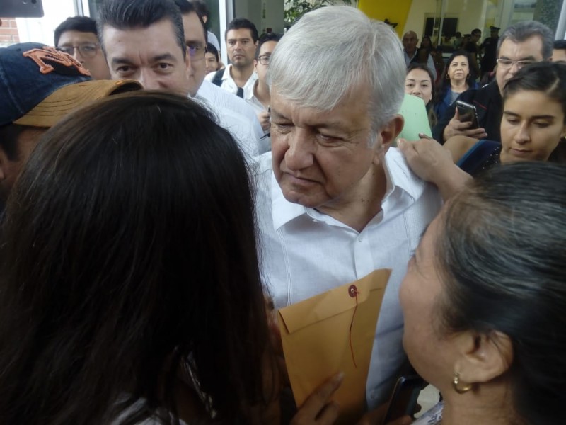 Se reúnen con AMLO huelguistas de la Unicach