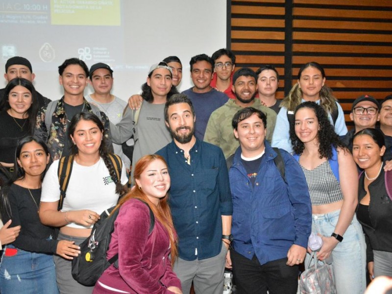 Se reúnen estudiantes con actor de cine