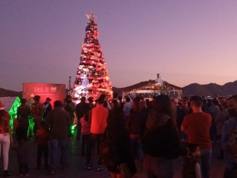 Se reúnen familias en encendido de árbol Navideño