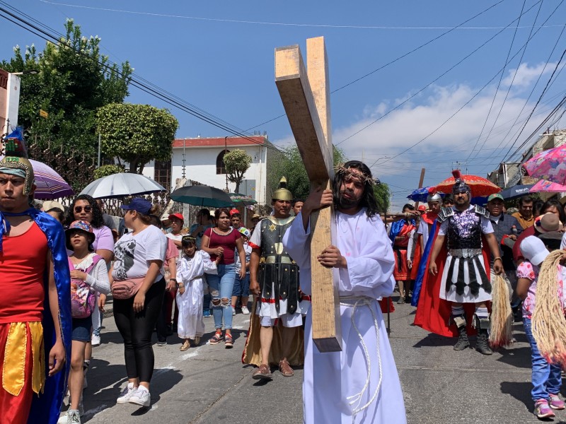 Se reúnen familias para presenciar viacrucis en San Martín.