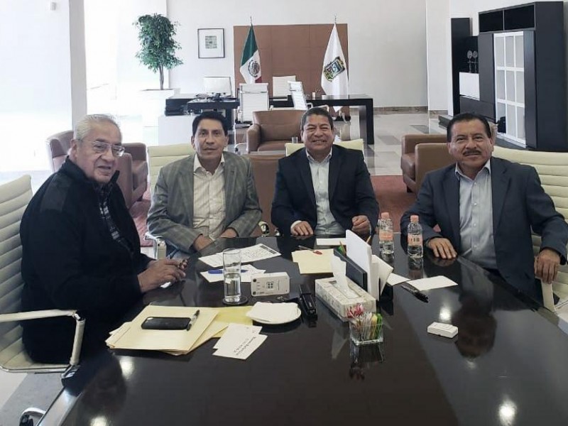 Se reúnen gobierno interino y SNTE en Puebla
