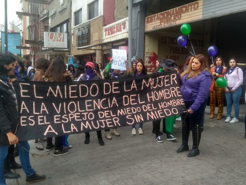 Se reúnen mujeres para iniciar marcha contra la violencia