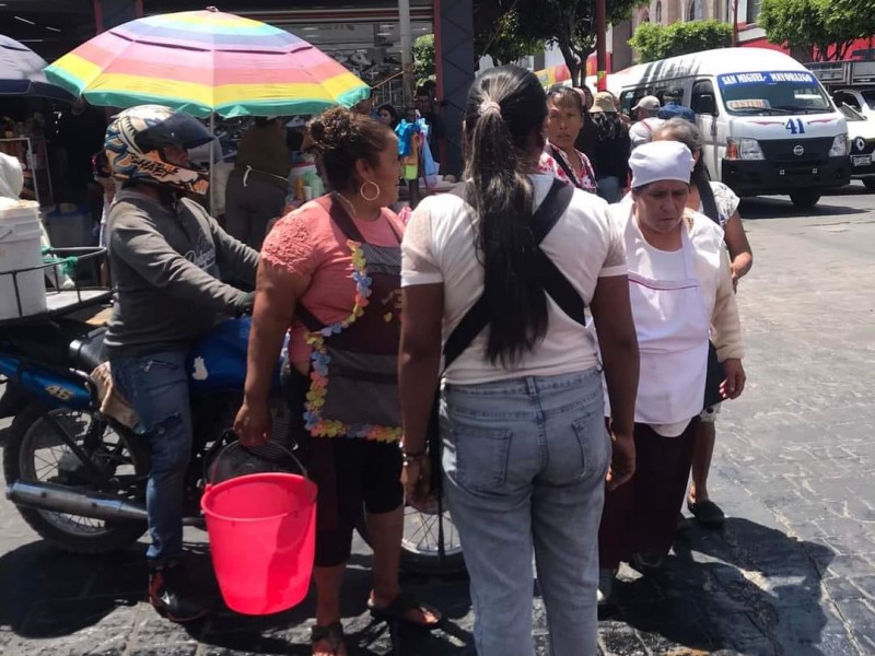 Se riega manteca a carniceria en pleno centro de Tehuacán