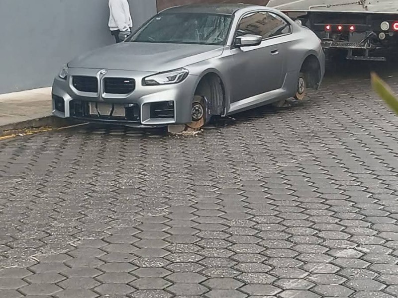 Se roban llantas de BMW en Zavaleta