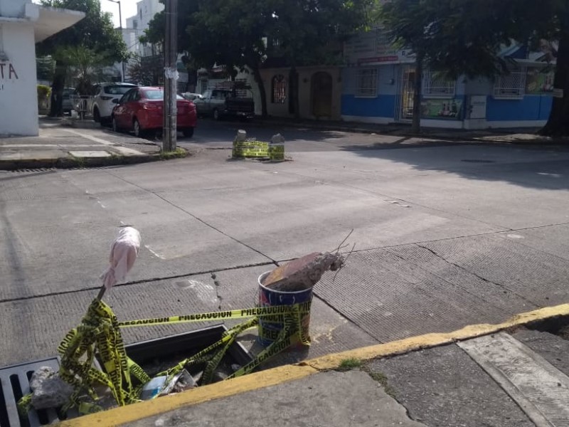 Se roban rejas del alcantarillado en Flores Magón