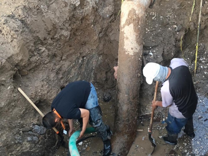 Se rompe tubo de agua potable por alta presión