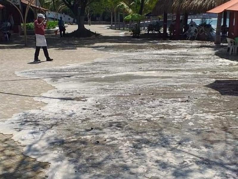 Se sale el mar, llega hasta el Paseo del Pescador