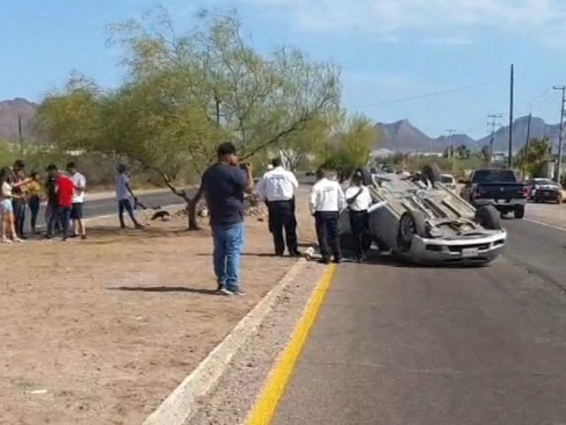 Se salen del camino por exceso de velocidad