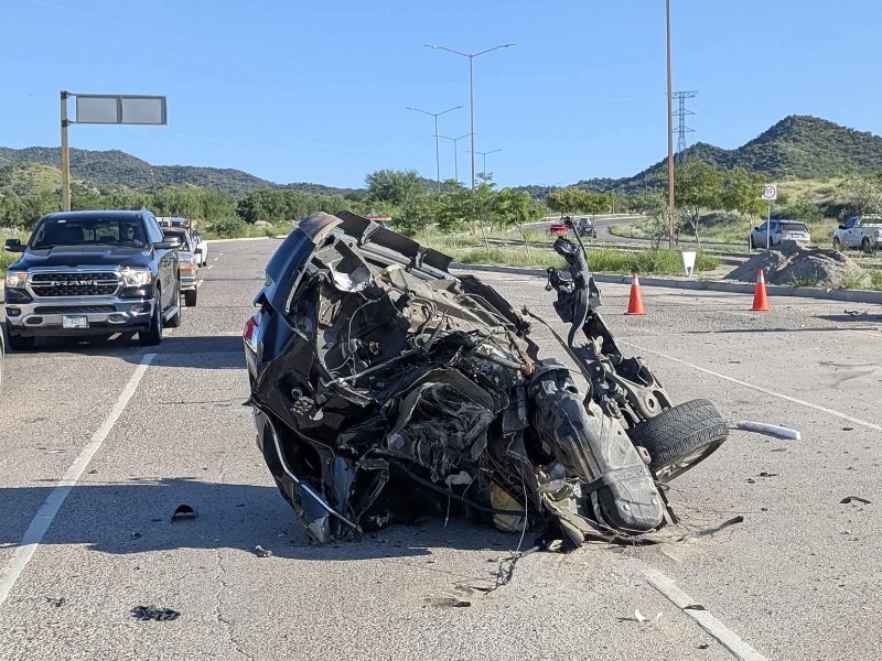 Se salva de milagro conductor en aparatoso choque