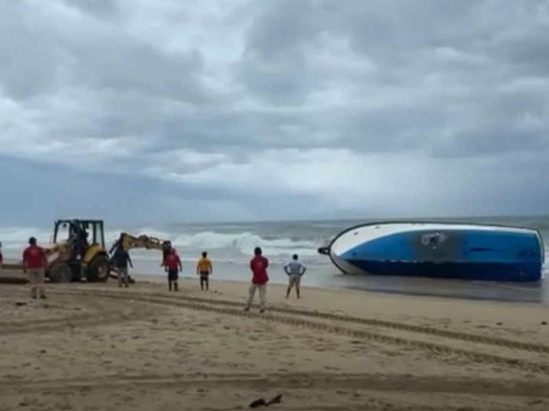 Se salvan tripulantes de yate, fuertes corrientes provocan encallamiento