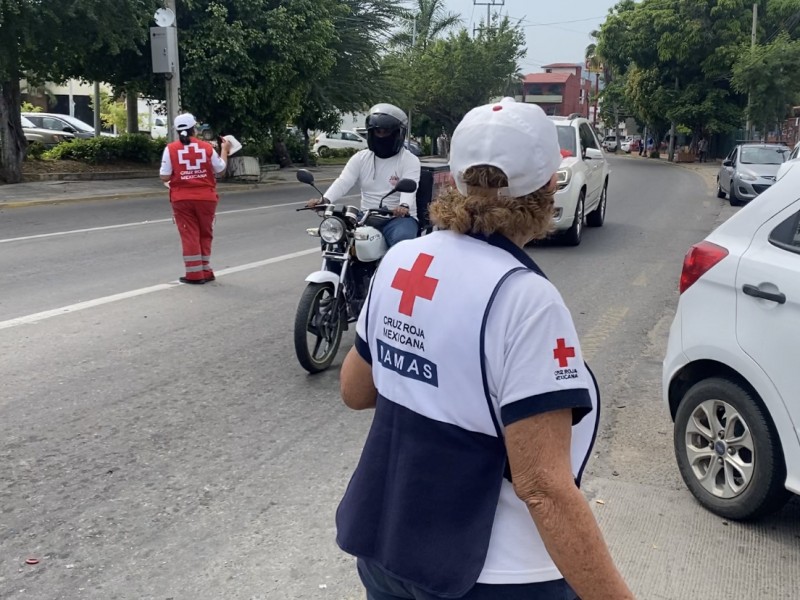 Se solidarizan habitantes en colecta de Cruz Roja Zihuatanejo