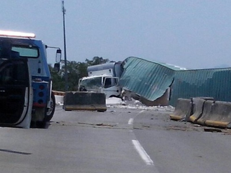 Se suelta contenedor de tráiler y genera accidente