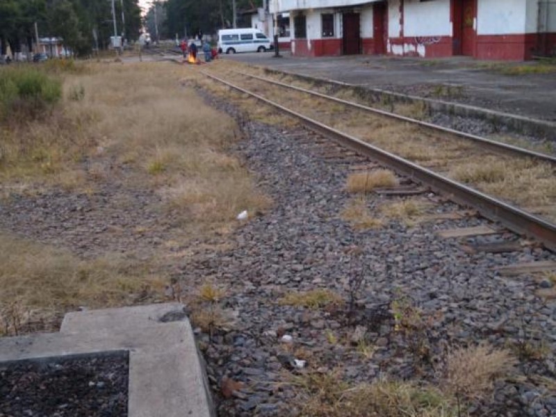 Se suma Pátzcuaro a bloqueos de vías férreas