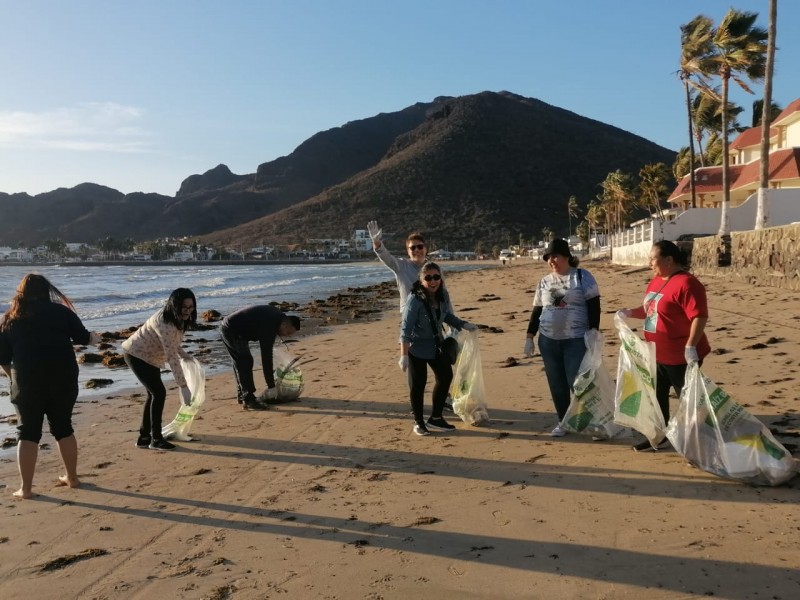 Se suman en la limpieza de playas