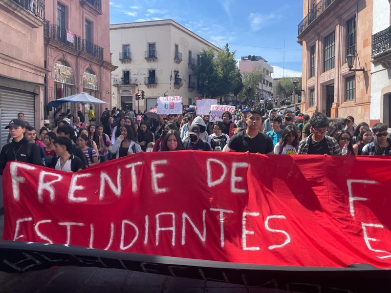 Se suman estudiantes zacatecanos a marcha del 2 de Octubre