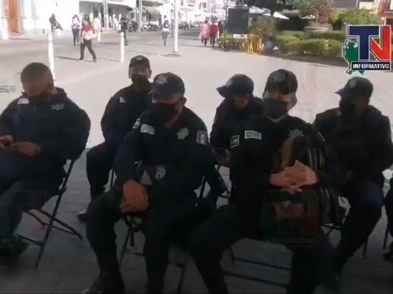 Se suman policias a plantón frente al Palacio de Gobierno