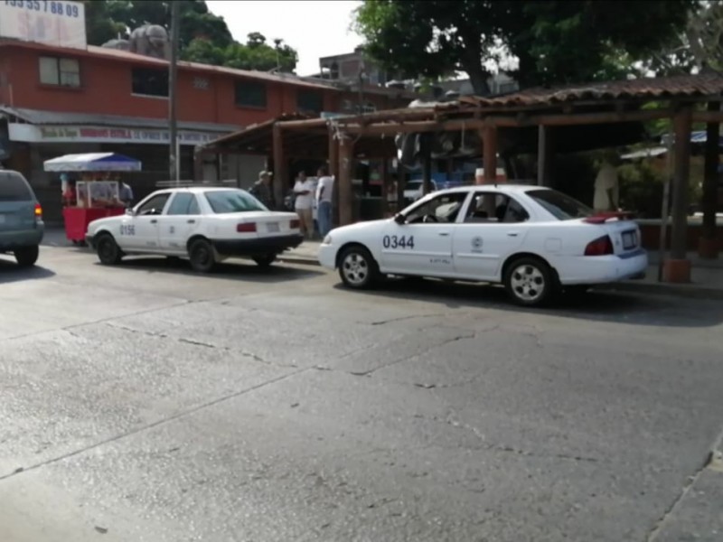 Se torna crítica la economía en Zihuatanejo; sector transporte