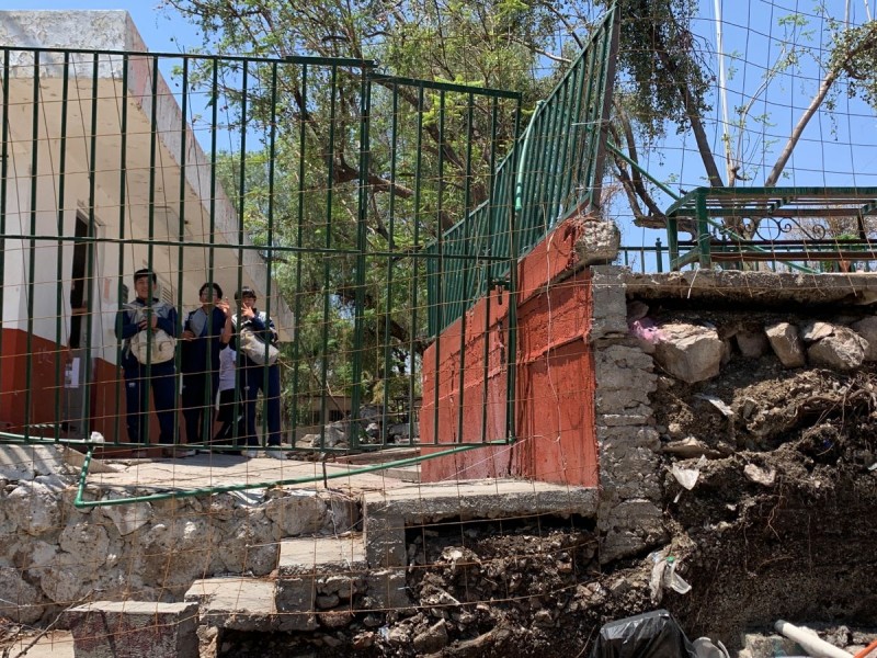 Se trabaja con Obras Públicas para reponer barda de secundaria