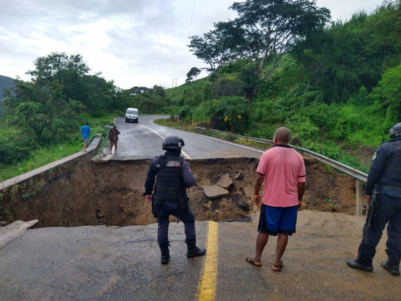 Se troza carretera de Vallecitos en la sierra de Zihuatanejo