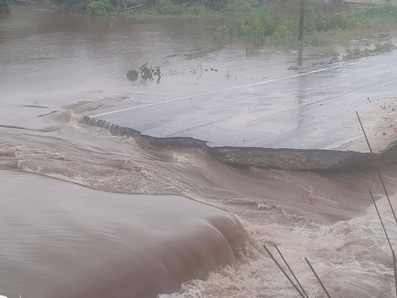 Se troza carretera Acapulco-Zihuatanejo en puente del Cuajilote