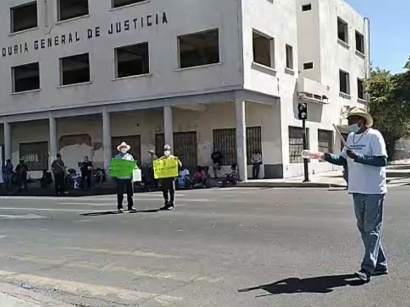 Se unen concesionarios y jubilados en protesta, bloquean calles