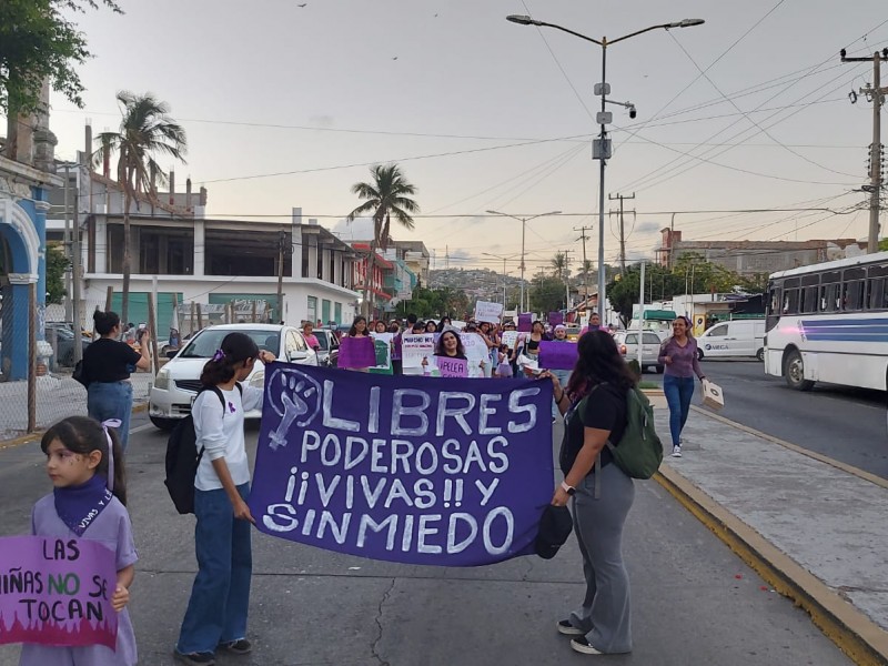 Se unen feministas en marcha del 8M en Salina Cruz