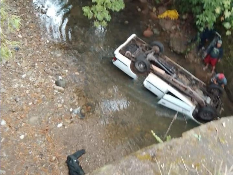 Se va al fondo de barranco camioneta en Ayotoxco