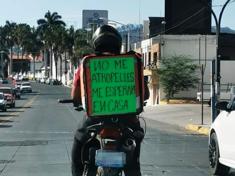 Se viraliza foto de repartidor que pide no ser atropellado