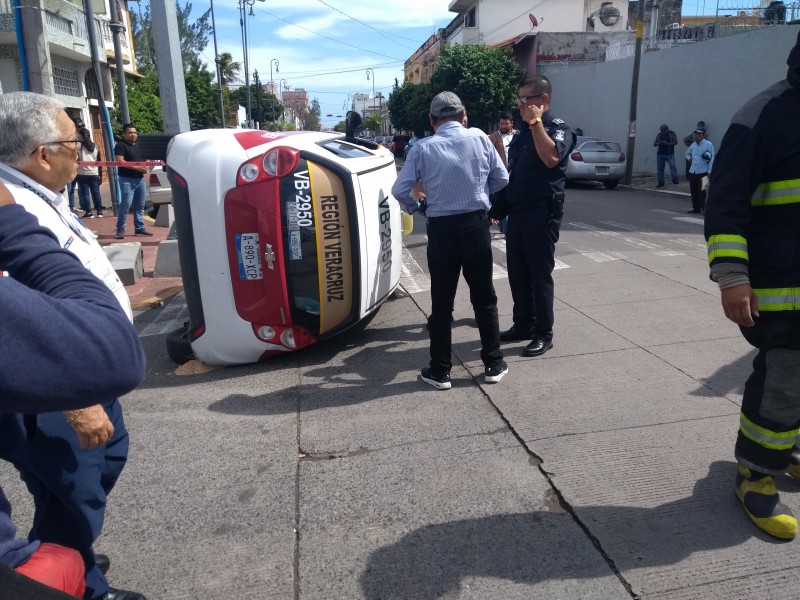 Se volcó taxi en centro de Veracruz