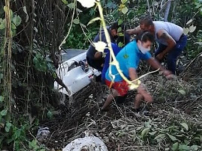 Se volcó un automóvil en una barranca sobre la autopista