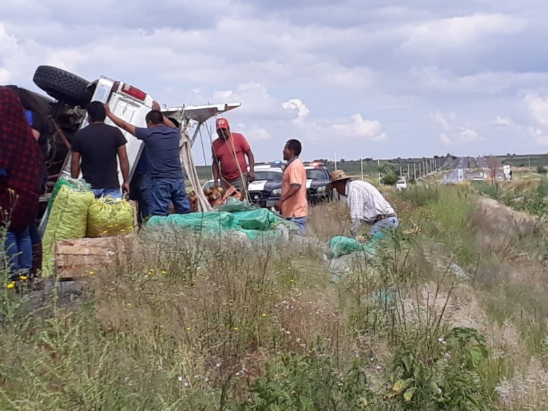 Se voltea camioneta en la Zacatecas-SLP