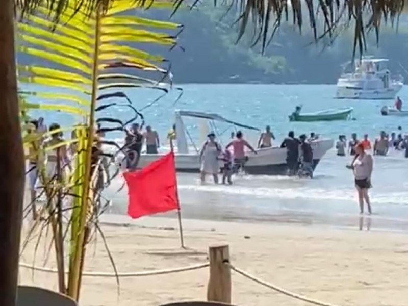 Se voltea lancha con turistas en playa La Ropa