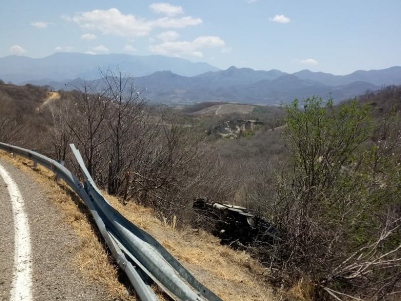 Se voltea tráiler a la altura del El Camaron, Yautepec