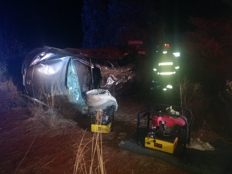 Se voltean sobre la carretera, hay 5 heridos