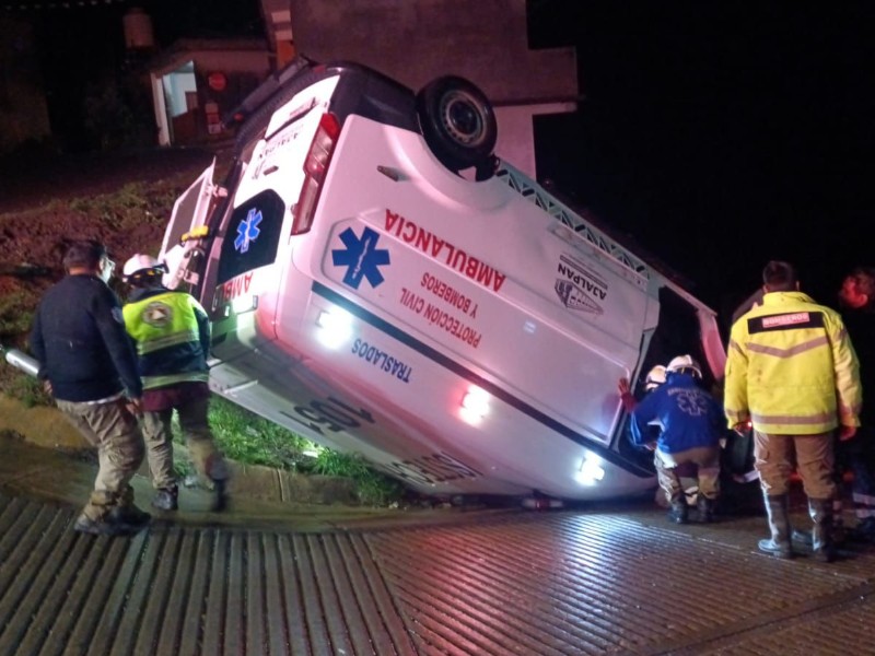 Se vuelca ambulancia del municipio de Ajalpan