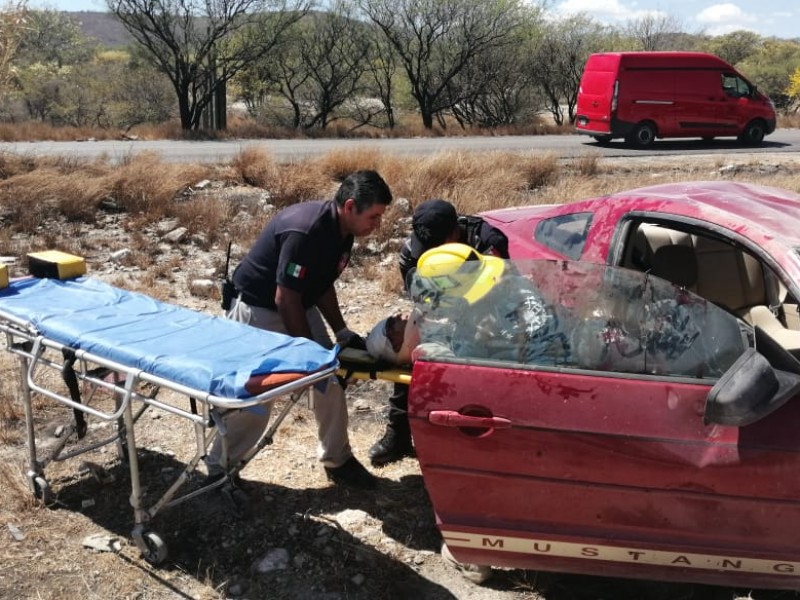 Se vuelca auto deportivo en el Libramiento