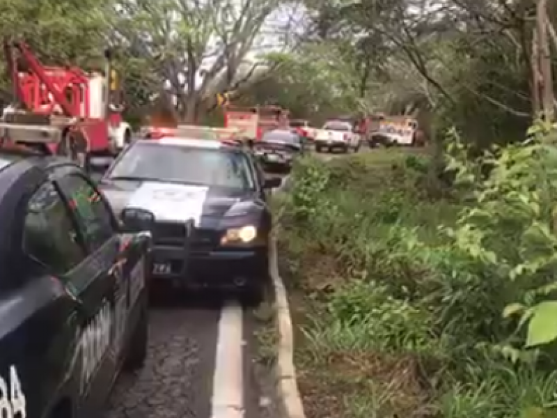 Se vuelca autobús turístico y deja 3 muertos