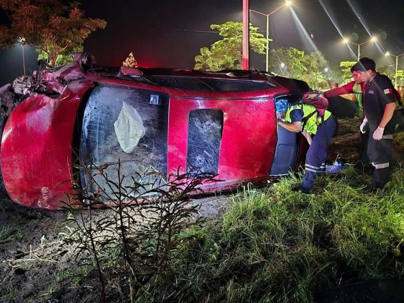 Se vuelca automóvil en carretera Colima-Coquimatlán