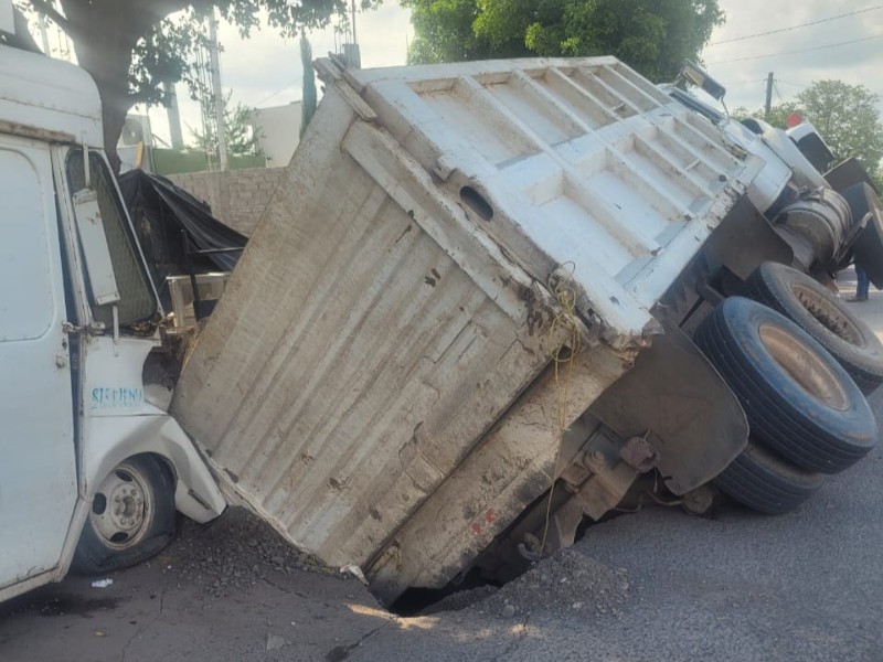 Se vuelca camión de materiales en Guasave tras formarse socavón en la calle Carrasco