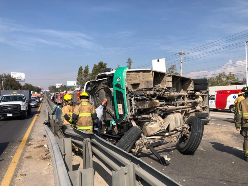 Se vuelca camión en carretera Silao-León