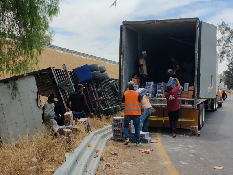 Se vuelca camión en entronque a Aguascalientes